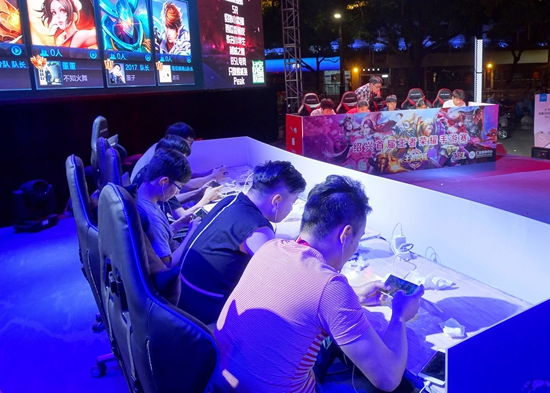 会不自觉地 会不自觉地